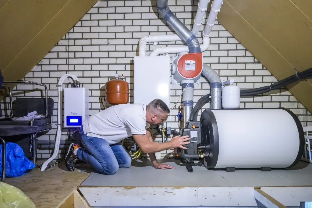 Monteur aan het werk aan een verwarmingsinstallatie